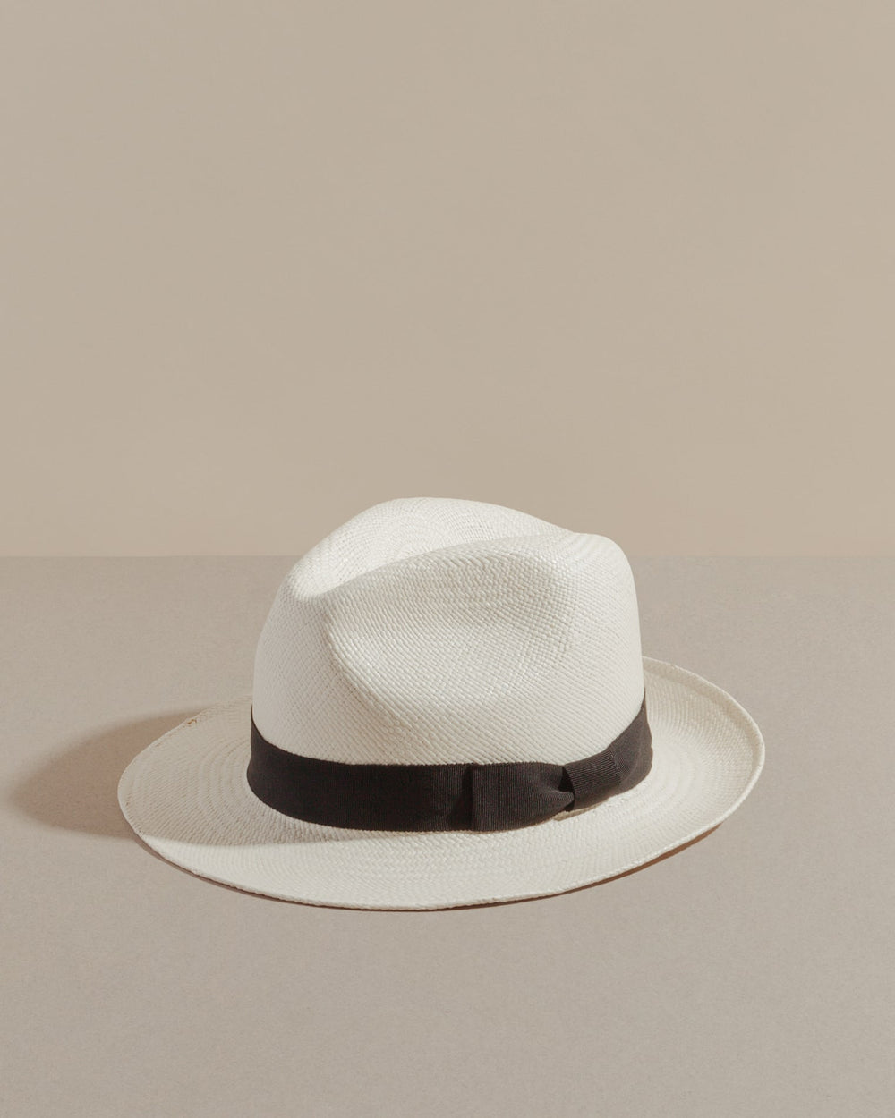 packshot cream-and-black-ribbon