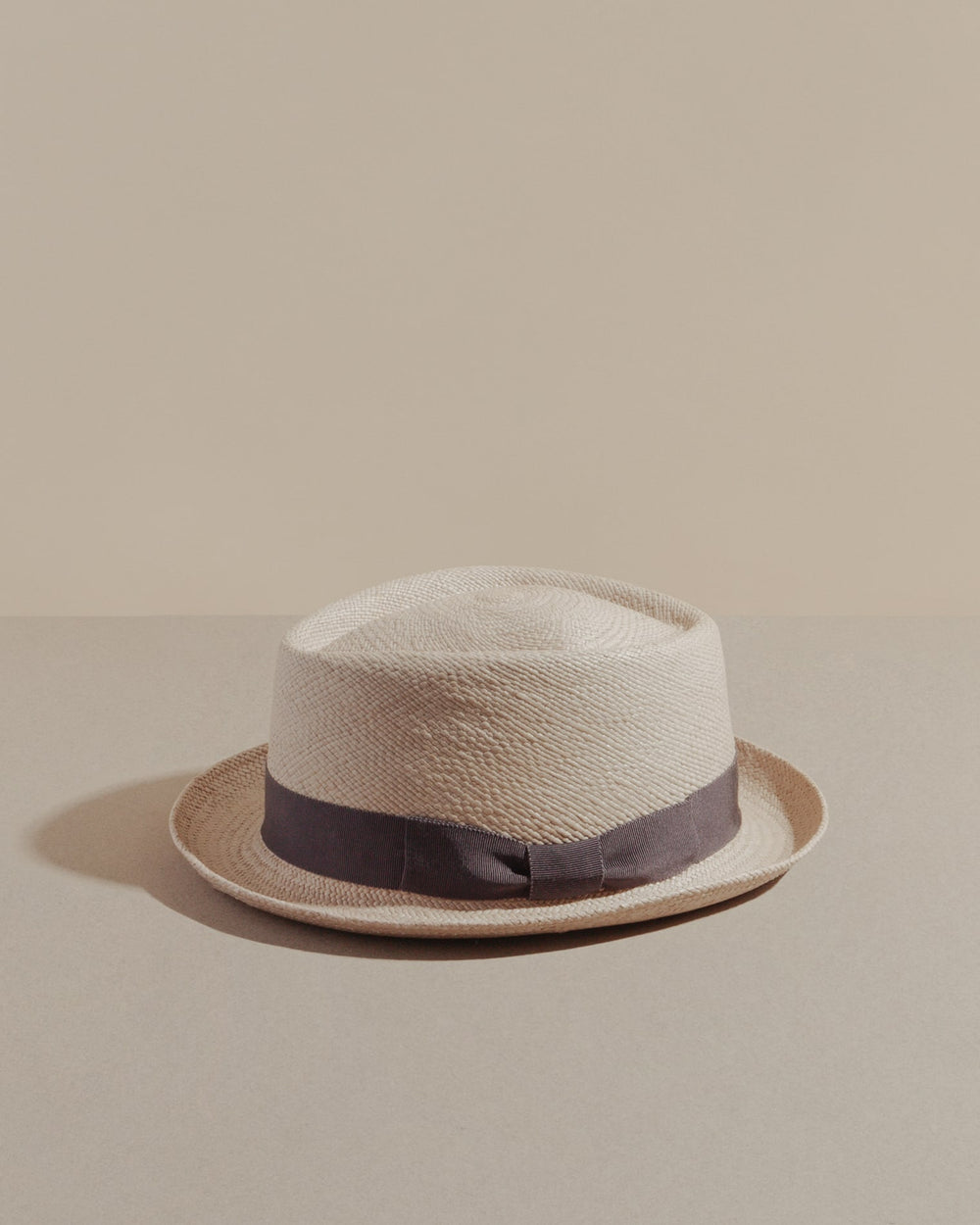 packshot light-grey